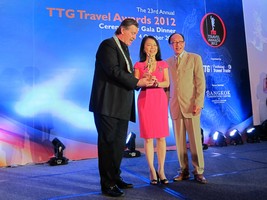 Vivian Cheung, Airport Authority General Manager, Terminal 1 (middle), receives the TTG Best Airport award at the presentation ceremony in Bangkok.